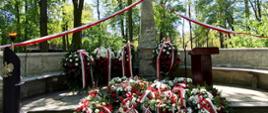 Pomnik Stanisława Staszica w Parku Miejskim w Kielcach wraz z wiązankami kwiatów w biało-czerwonych barwach oraz zniczami. Widok po zakończeniu uroczystości 235. rocznicy uchwalenia Konstytucji 3 Maja.
