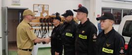 Wyróżnienie sokołowskich nurków przez Mazowieckiego Komendanta Wojewódzkiego PSP - na zdjęciu strażacy w garażu w 2 szeregach podczas wręczenia rozkazu o nagrodzie.