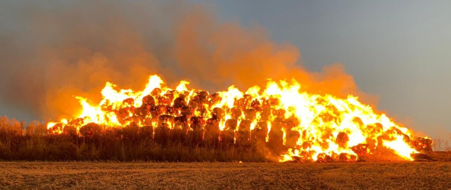 Na zdjeciu znajduje się płonąca sterta