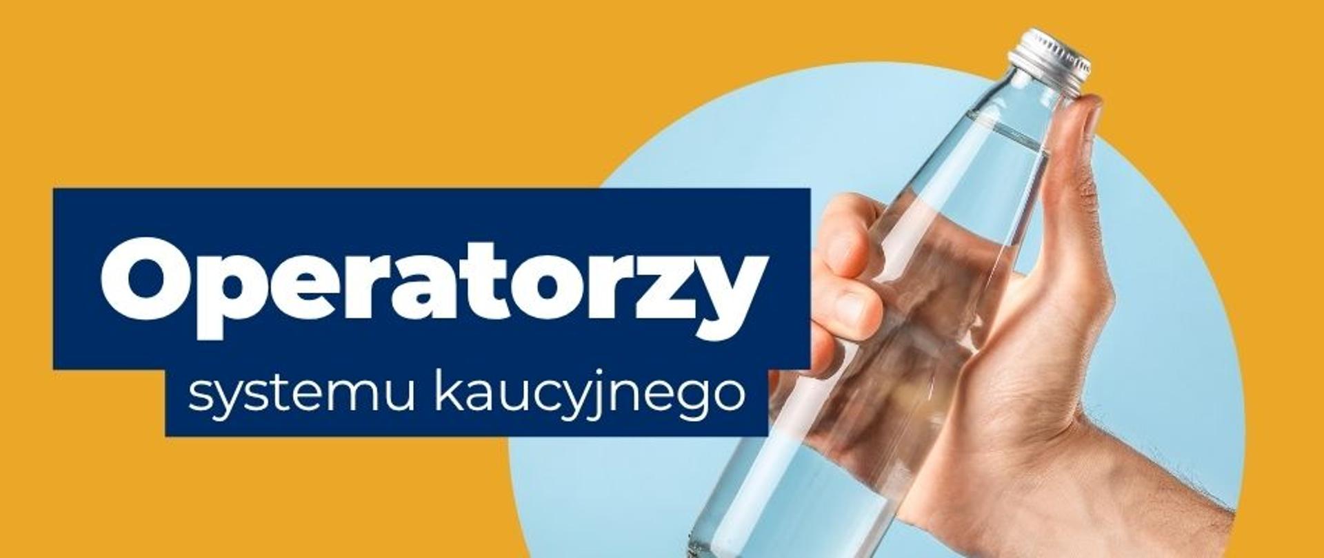 na banerze widoczny jest napis: Operatorzy systemu kaucyjnego. Po prawej stronie widnieje dłoń trzymająca szklaną butelkę. 