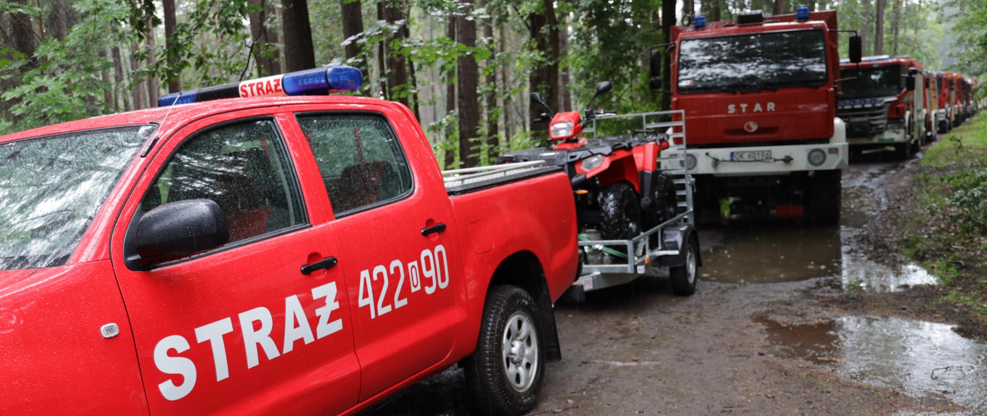 Zdjęcie przedstawia kolumnę pojazdów pożarniczych
