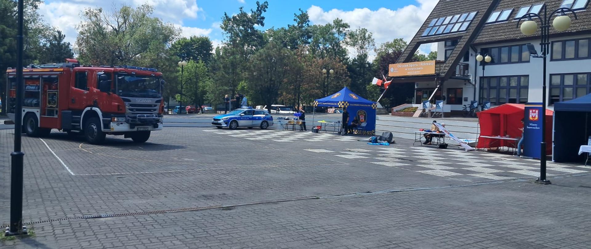 Stoiska, patrol Policji oraz zastęp z Jednostki Ratowniczo Gaśniczej nr 1 na terenie Ośrodka Sportu i Rekreacji w Inowrocławiu podczas „Akademii Liderów Bezpieczeństwa – Otwarte Targi Bezpieczeństwa”