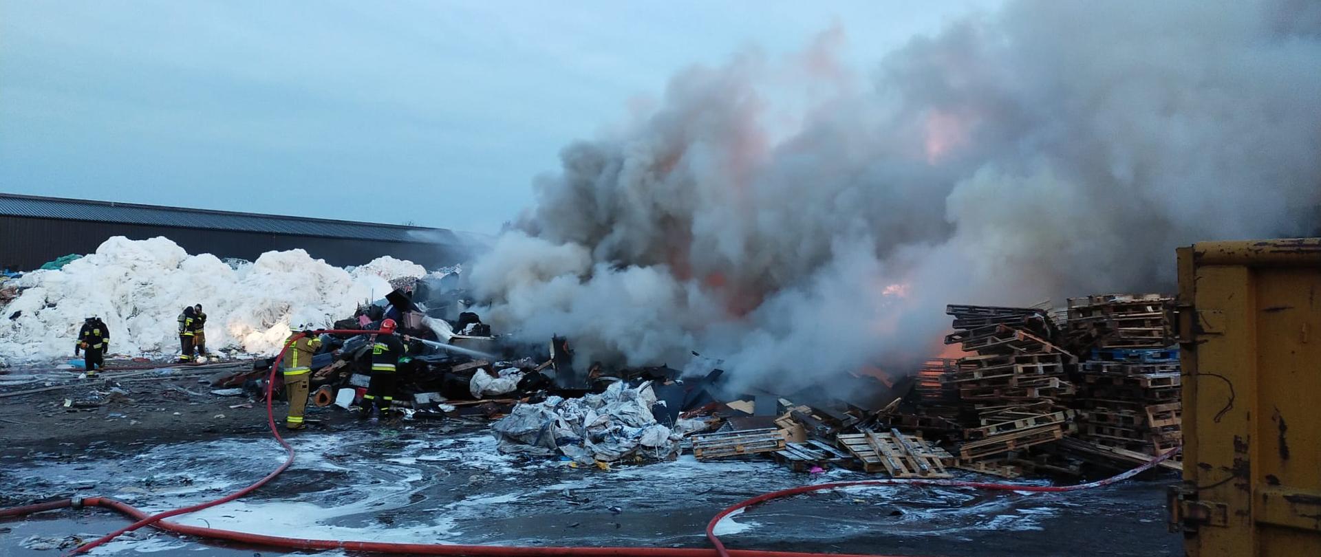 Bardzo duży pożar składowiska odpadów w miejscowości Nowy Modlin (powiat nowodworski)