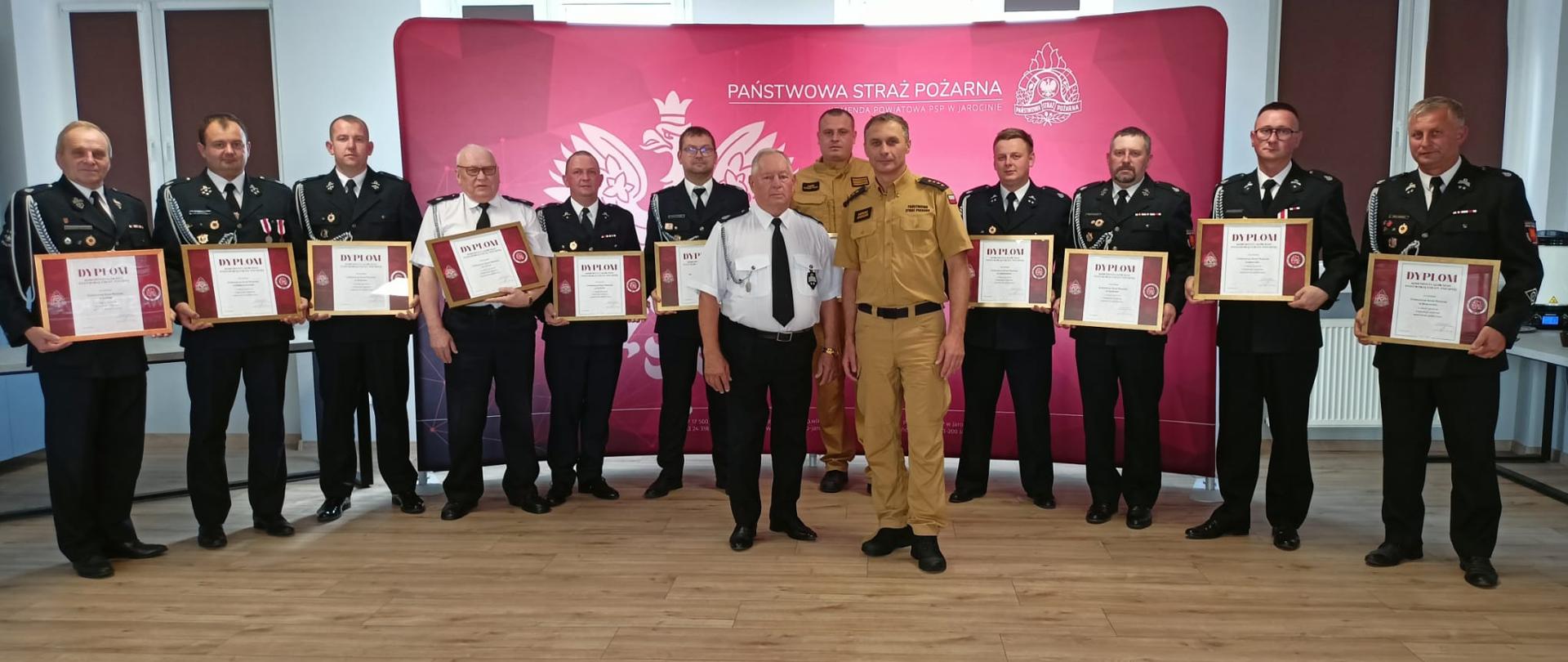 Komendant Powiatowy wręcza dyplomy KG dla OSP z KSRG