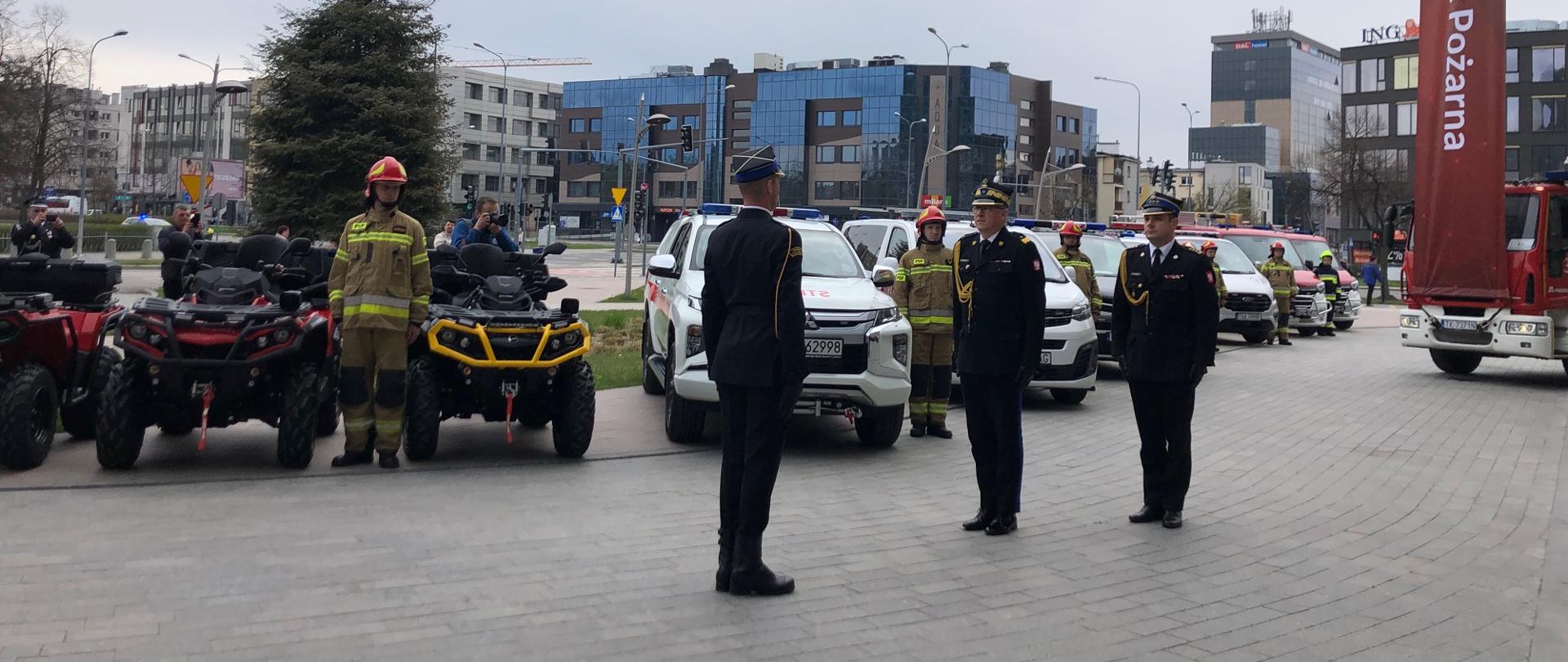 Na zdjęciu moment złożenia meldunku.