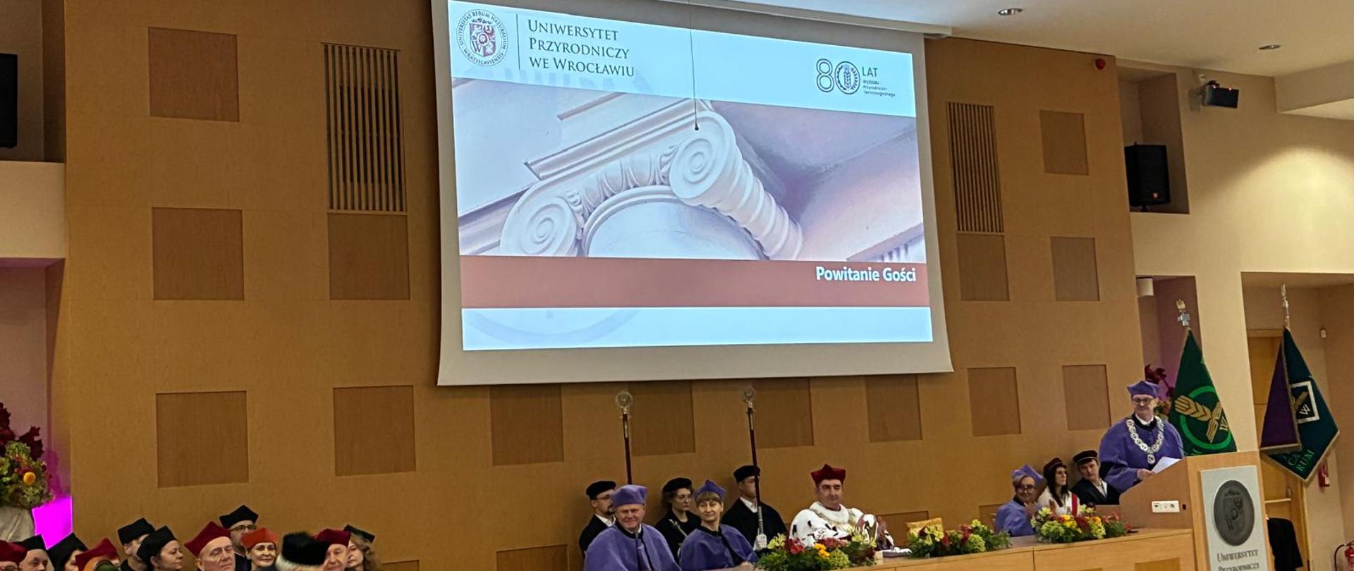 Uczestnicy wydziału na sali wykładowej.