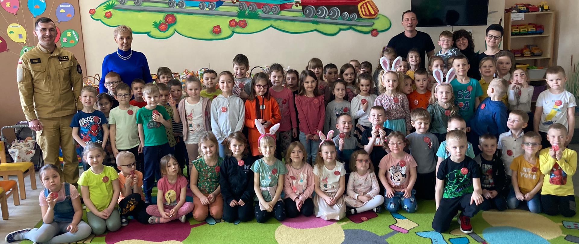 Wspólne zdjęcie dzieci i strażaków. 