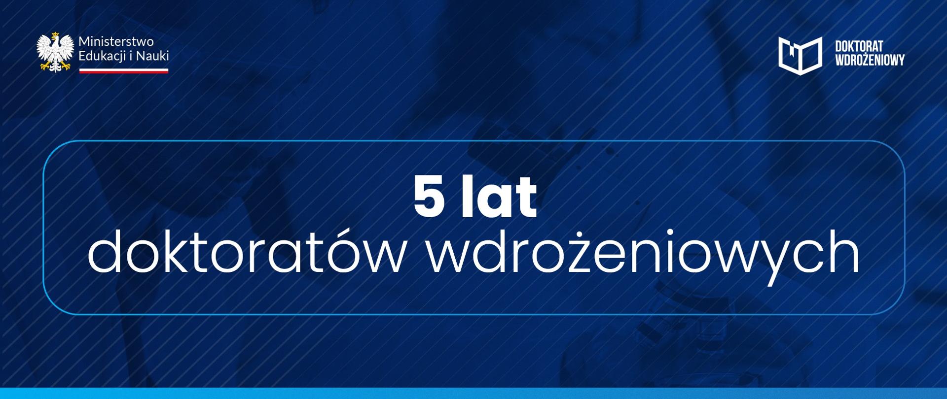 Grafika - na niebieskim tle napis 5 lat doktoratów wdrożeniowych.