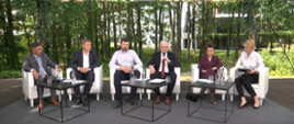  Wiceminister klimatu i środowiska Ireneusz Zyska z uczestnikami konferencji z okazji Dnia Wiatru „PSEW 2021 Live Debate”