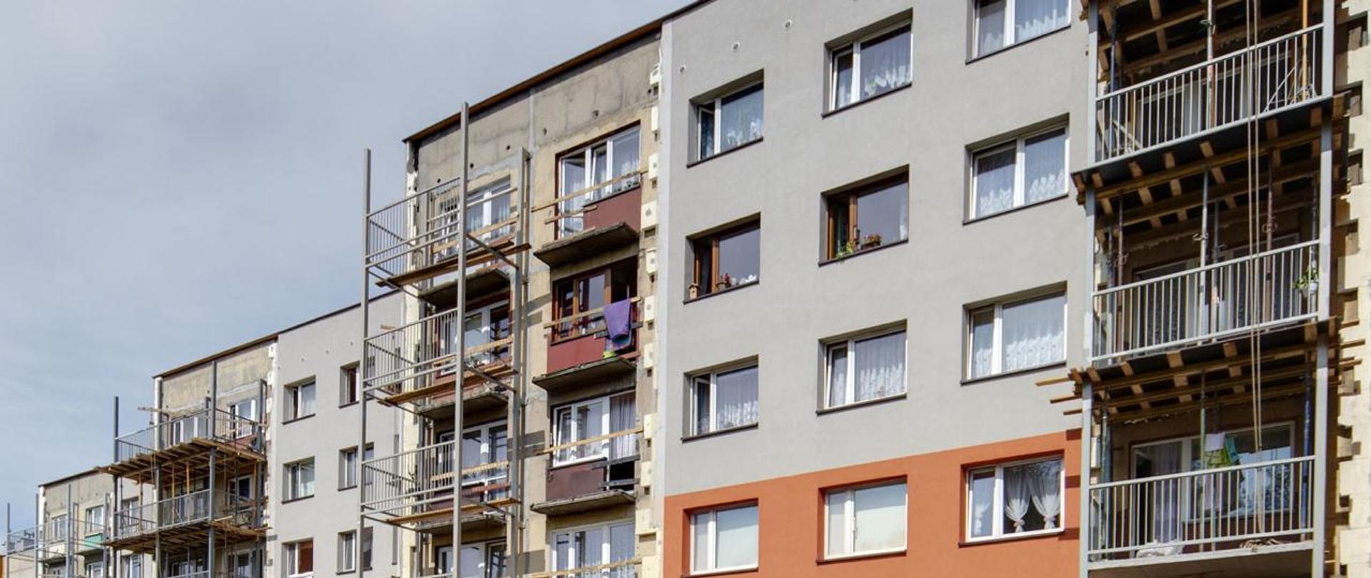 Budynek wielorodzinny w trakcie termomodernizacji