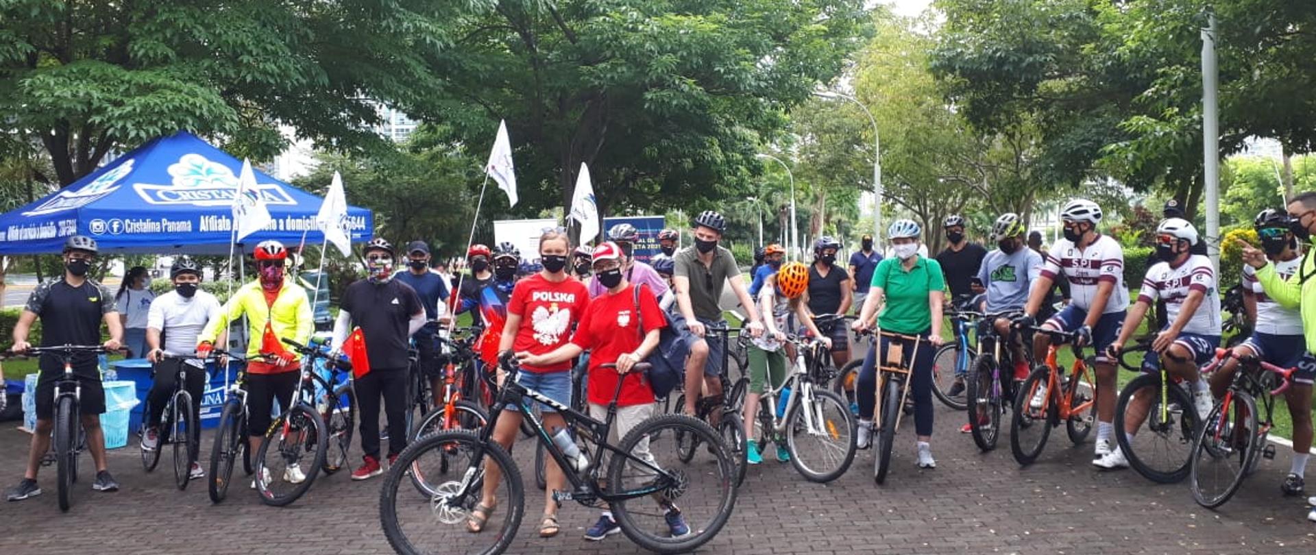 Przedstawiciele Ambasady RP w Panamie i uczestnicy rajdu