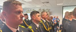 Strażacy biorący udział we Mszy Św. odprawionej w KP PSP w Węgrowie przez kapelana strażaków powiatowych ks. Piotra Pędzicha.