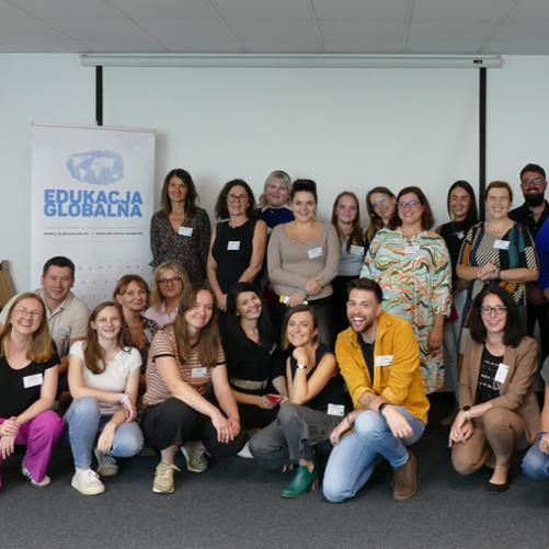 Grupa osób pozuje do zdjęcia