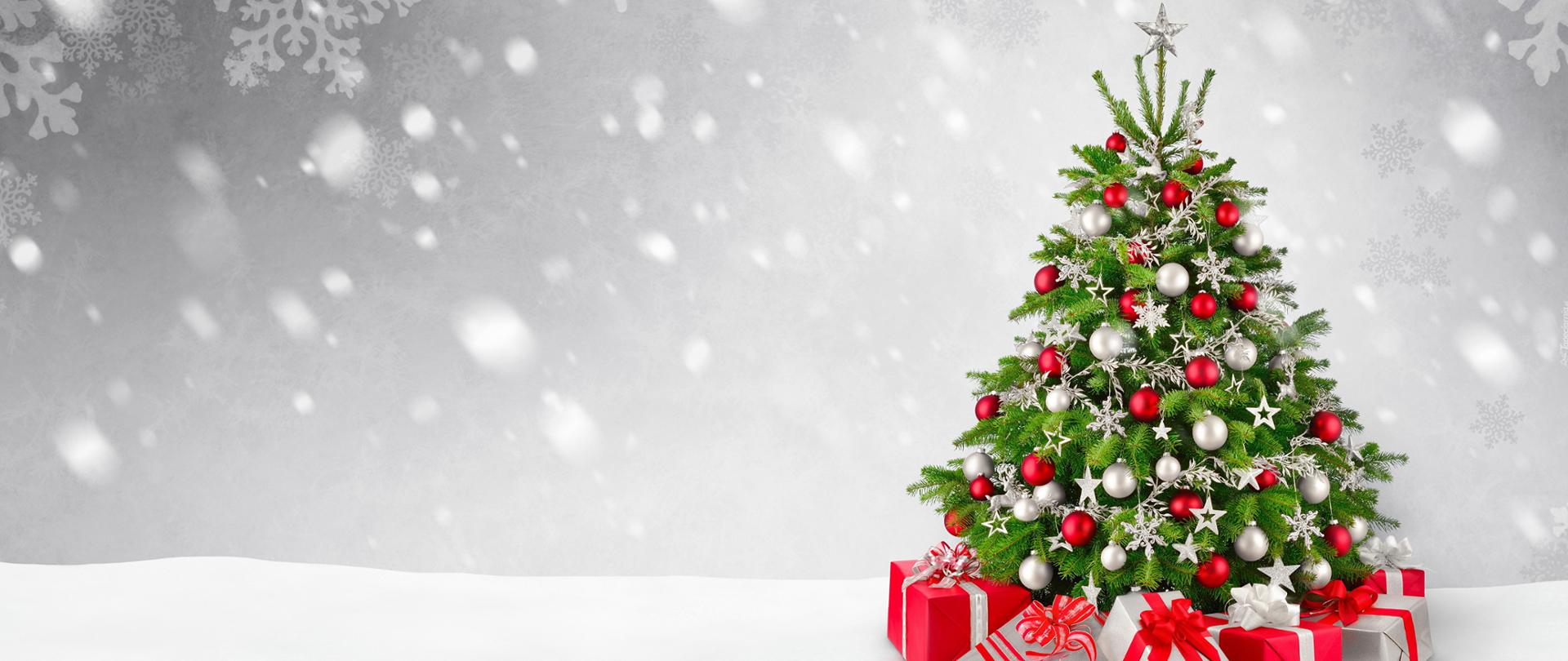 Po prawej stronie przystrojona choinka z prezentami.