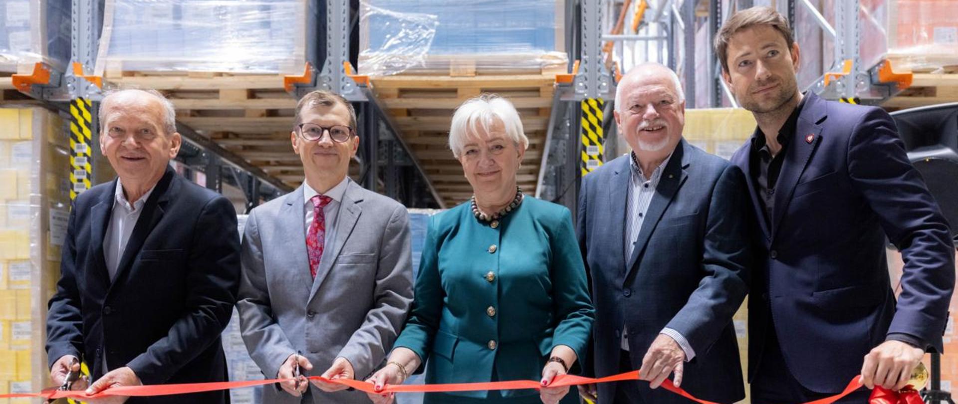 Uroczystego przecięcia wstęgi dokonała m.in. wojewoda łódzki Dorota Ryl 