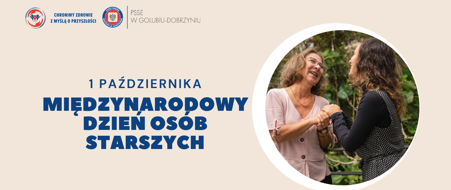 Na jasnobrązowym tle z prawej strony grafika przedstawiająca młodszą kobietę udzielającą wsparcia starszej kobiecie. Po lewej stronie granatowy napis "1 PAŹDZIERNIKA MIĘDZYNARODOWY DZIEŃ OSÓB STARSZYCH", a powyżej logo Powiatowej Stacji Sanitarno-Epidemiologicznej w Golubiu-Dobrzyniu oraz hasło: "Chronimy zdrowie z myślą o przyszłości".