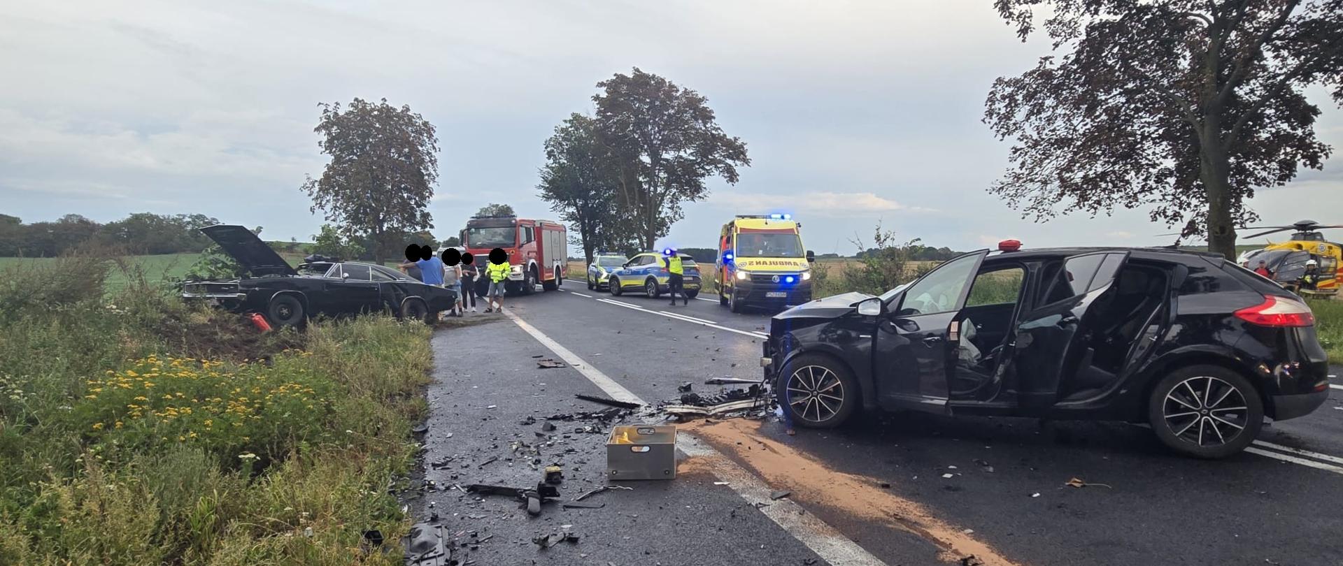 Jeden samochód na drodze, drugi na poboczu