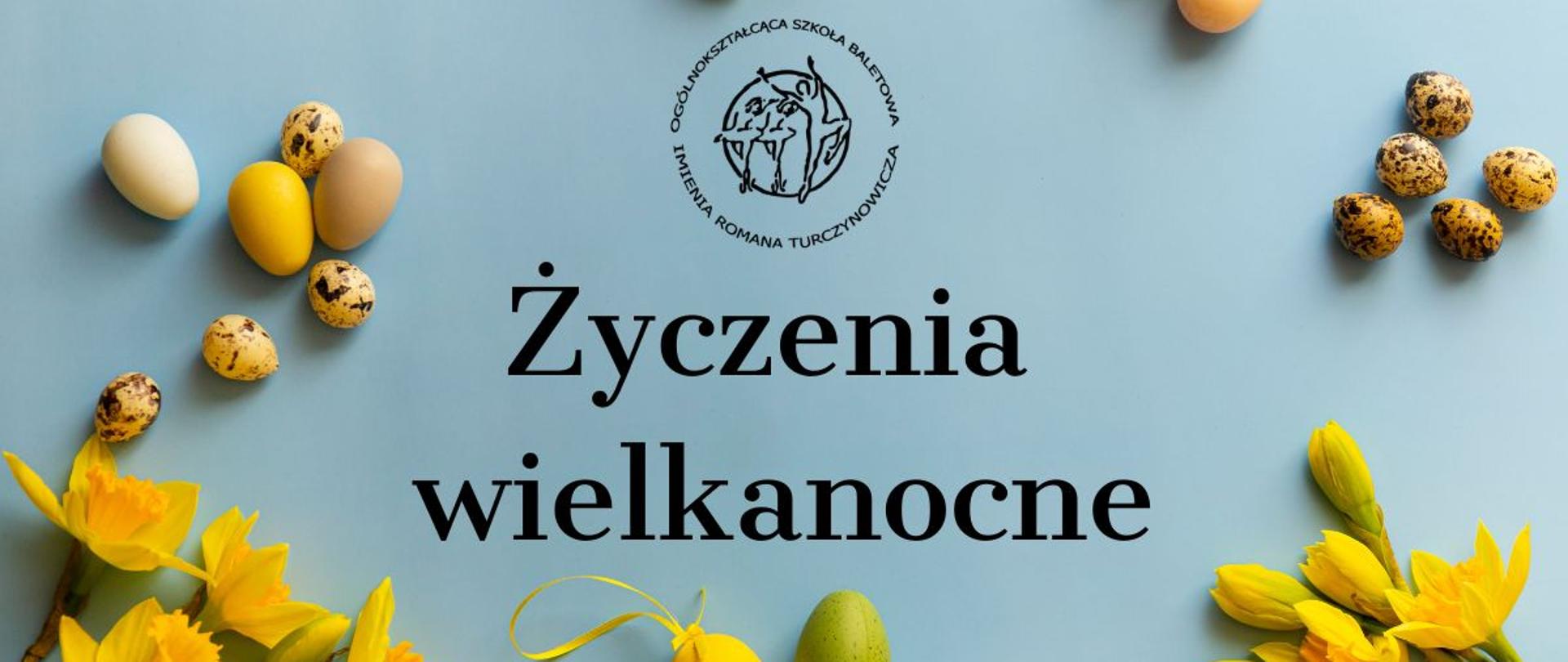 Życzenia wielkanocne dyrekcji szkoły: niebieskie tło, pisanki po bokach, na dole żółte żonkile, w centralnej części plakatu logo szkoły
