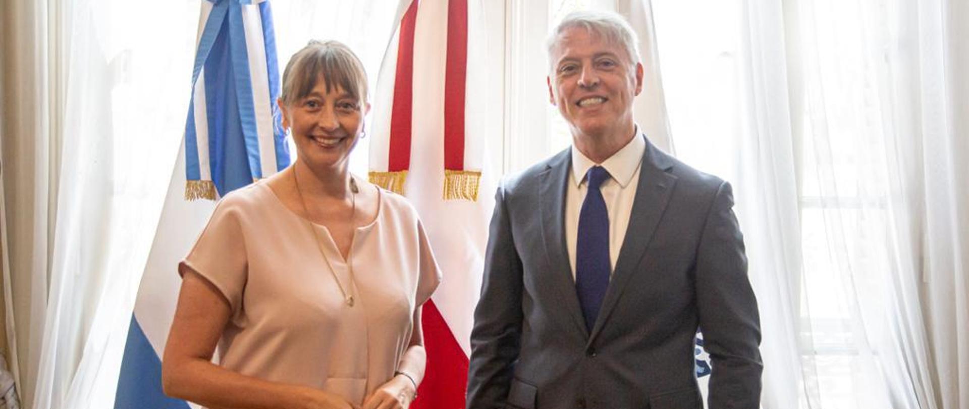 Aleksandra Piątkowska, Ambasador RP w Argentynie rozmawiała z Eduardo Porretti, dyrektorem Cascos Blancos (Białe Hełmy), agendy humanitarnej argentyńskiego MSZ o usprawnieniu i zintensyfikowaniu pomocy dla dotkniętej wojną Ukrainy. 