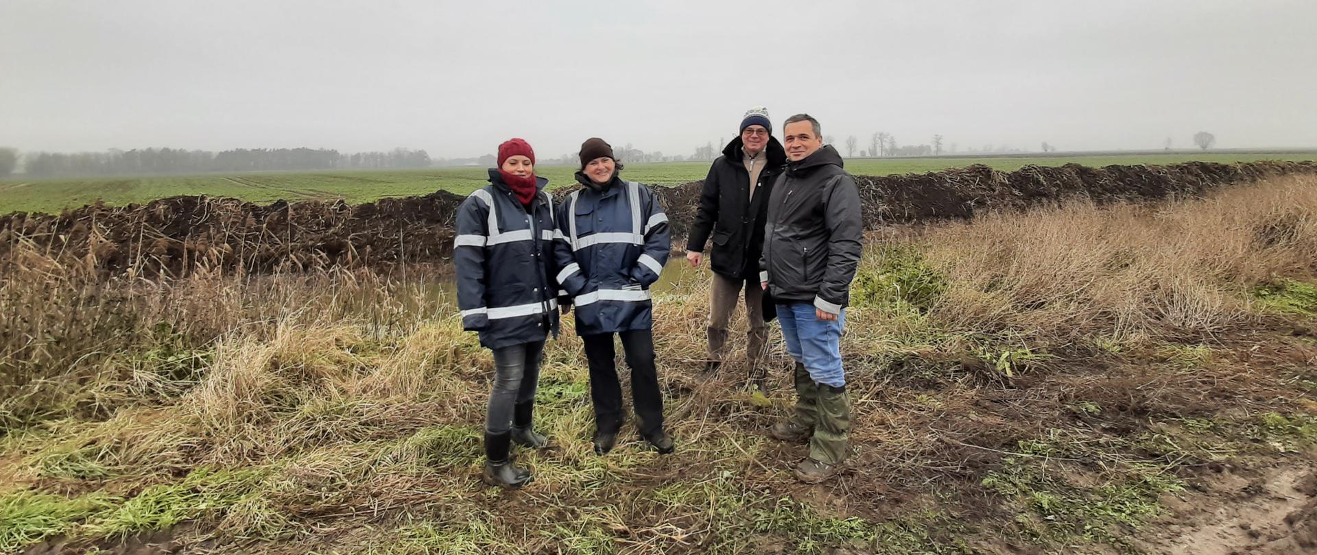 Ekipa z Nadzoru Wodnego w Nowym Dworze Gdańskim podczas odbioru robót.