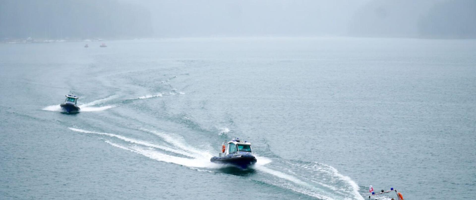 Trzy łodzie płynące po Jeziorze Solińskim