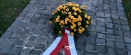 Wiązanka żółtych róż od Ambasady RP w Lublanie przed obeliskiem w Murskiej Sobocie