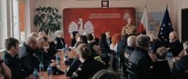 Na zdjęciu uczestnicy spotkania słuchają wykładu komendanta powiatowego PSP
