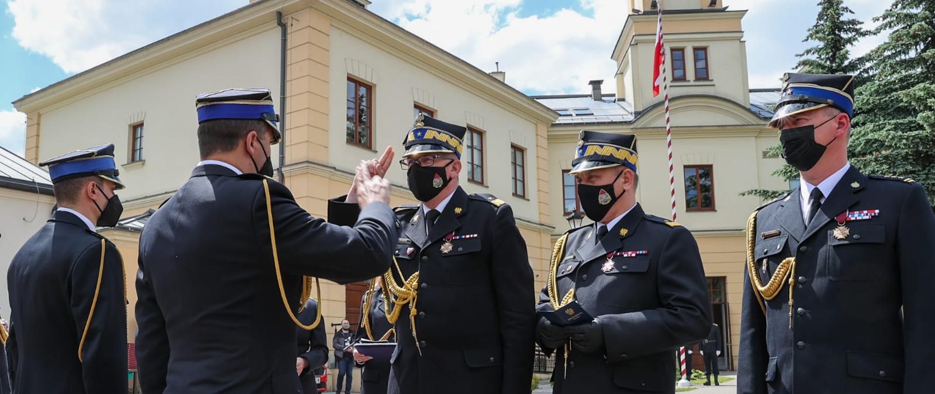 Zastępca Komendanta Głównego, Mazowiecki Komendant Wojewódzki, Komendant Miejski PSP miasta stołecznego Warszawy podczas wręczania odznaczeń. 