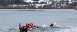  Cykl warsztatów przeprowadzonych przez strażaków z Jednostki Ratowniczo – Gaśniczej w Obornikach dotyczących działań na zamarzniętych akwenach.