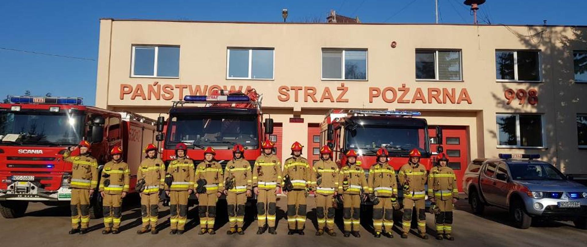 Strażacy z JRG Morąg oddają symboliczny honor poległym ratownikom Ukrainy. 