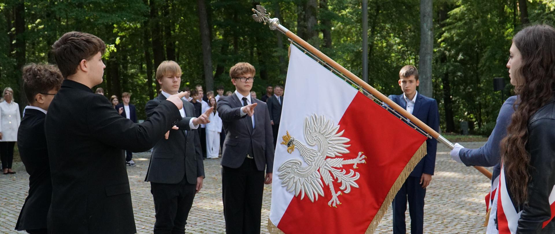 Uczniowie składają przysięgę ślubowania 2025