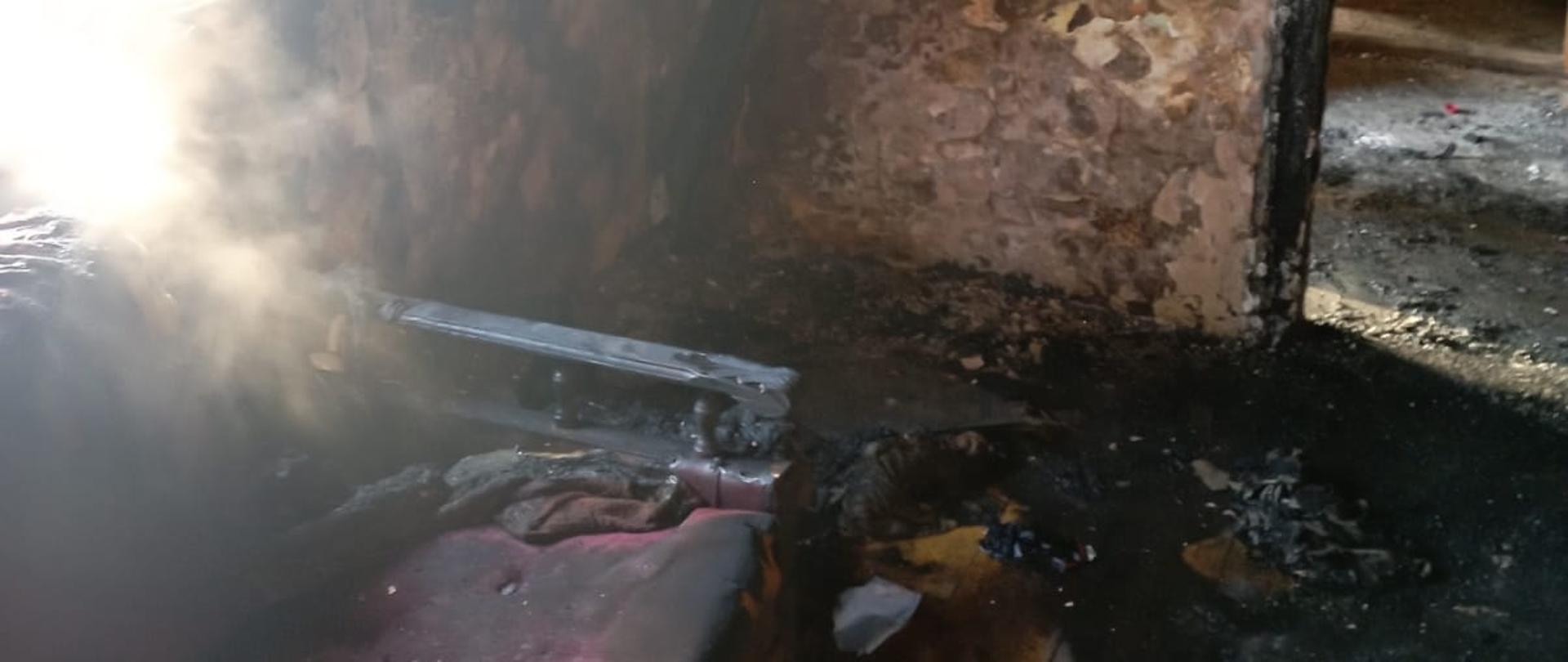 Na zdjęciu przedstawiono wnętrze pomieszczenia po pożarze.