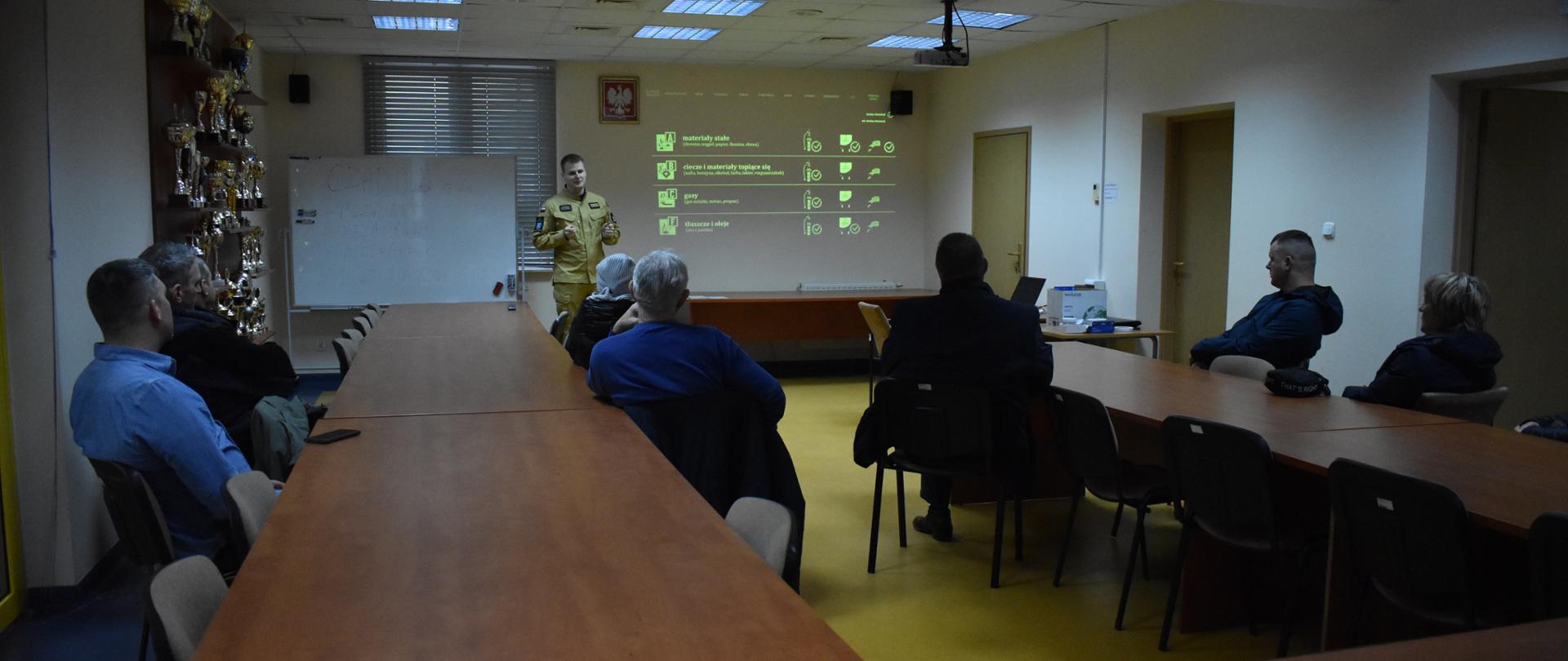 Zdj_nr_1_Strażak_omawiający_grupy_pożarów