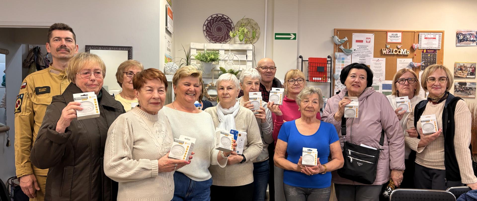 Fotografia przedstawia funkcjonariuszy wraz z uczestnikami spotkań profilaktycznych 