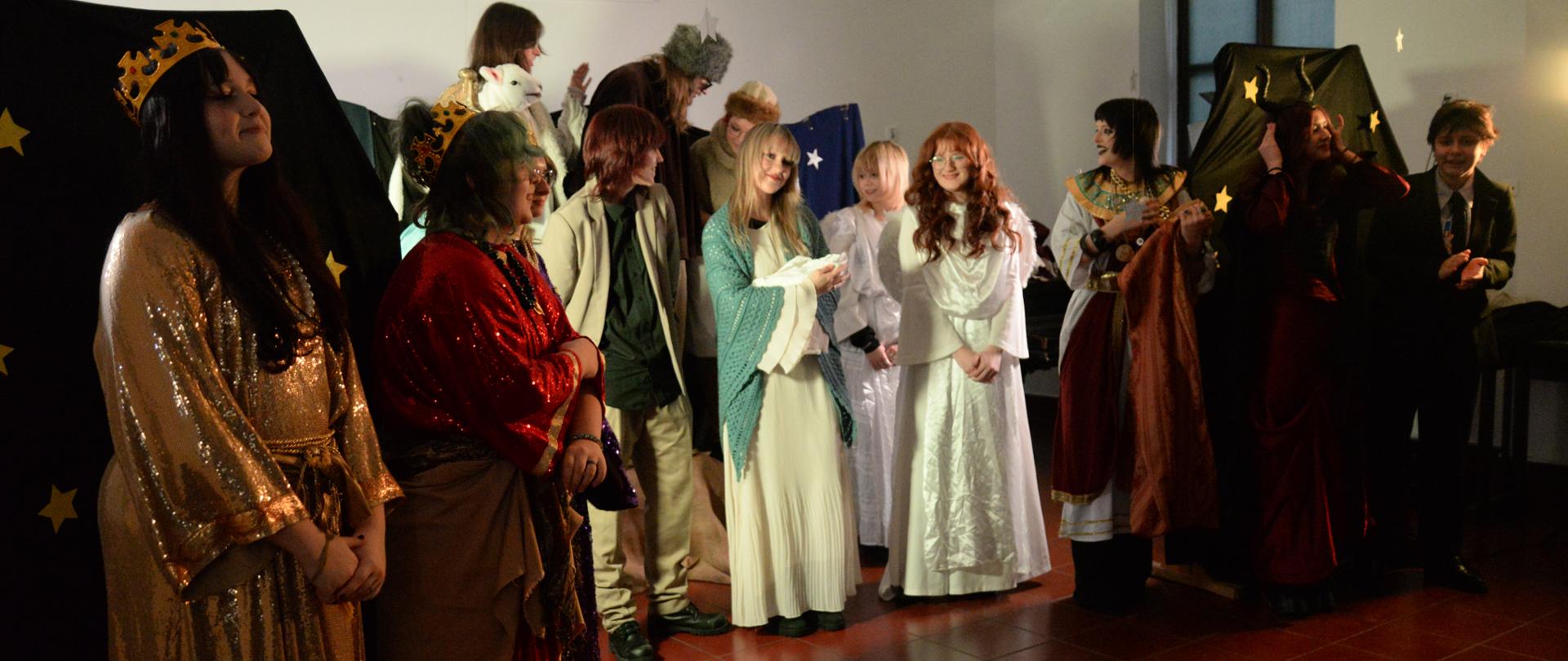 zdjęcie grupowe, młodzież w strojach jasełkowych