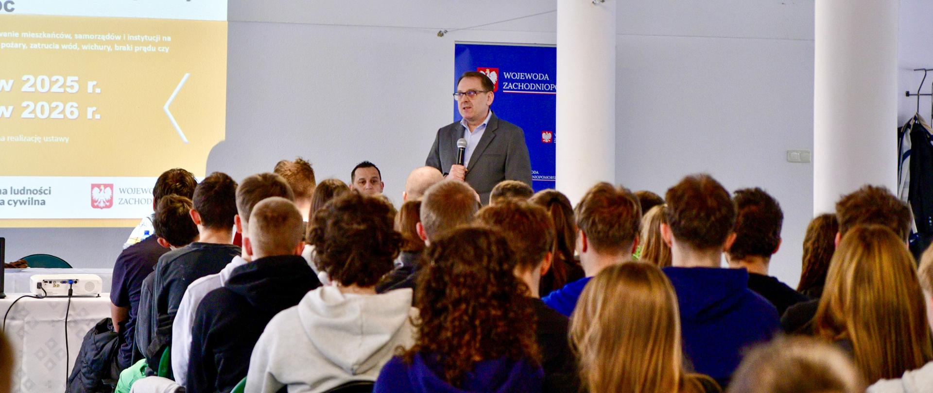 wicewojewoda opowiada o ochronie ludności i obronie cywilnej