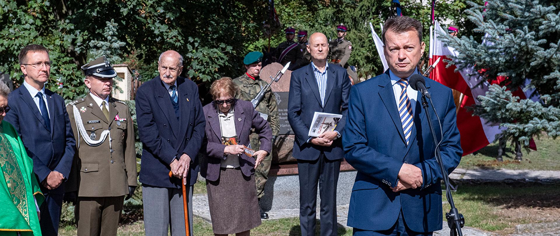 Minister Błaszczak przemawia w Górkach Kampinoskich