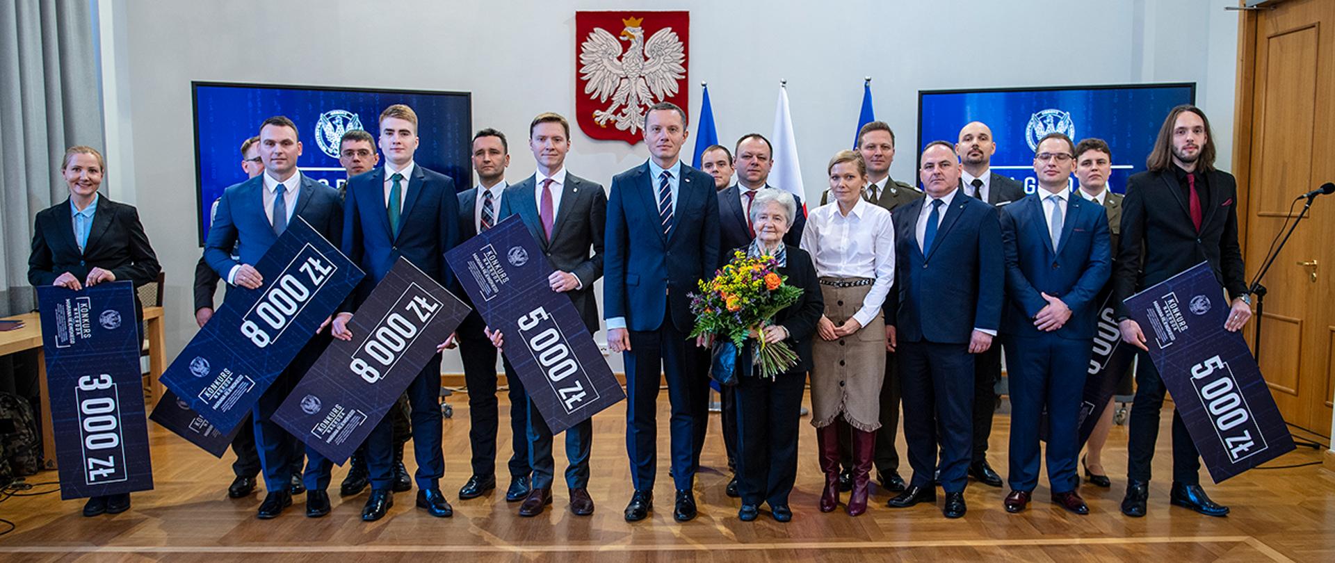 Wiceminister Zdzikot z laureatami konkursu im. M. Rejewskiego.