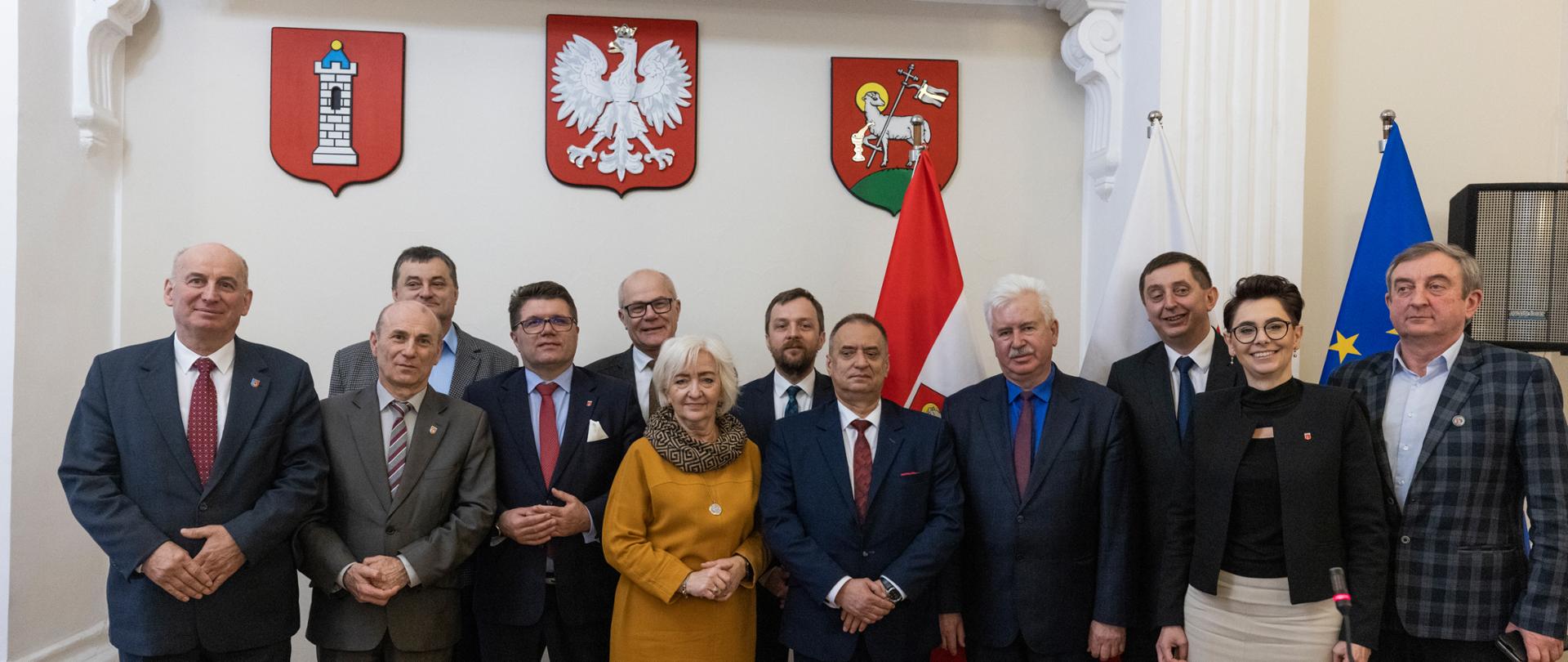 Wojewoda łódzki Dorota Ryl z samorządowcami Powiatu Wieluńskiego - zdjęcie grupowe. 