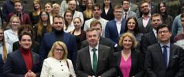 Zdjęcie zbiorowe uczestników spotkania - duża grupa ludzi, pośrodku minister Wieczorek.