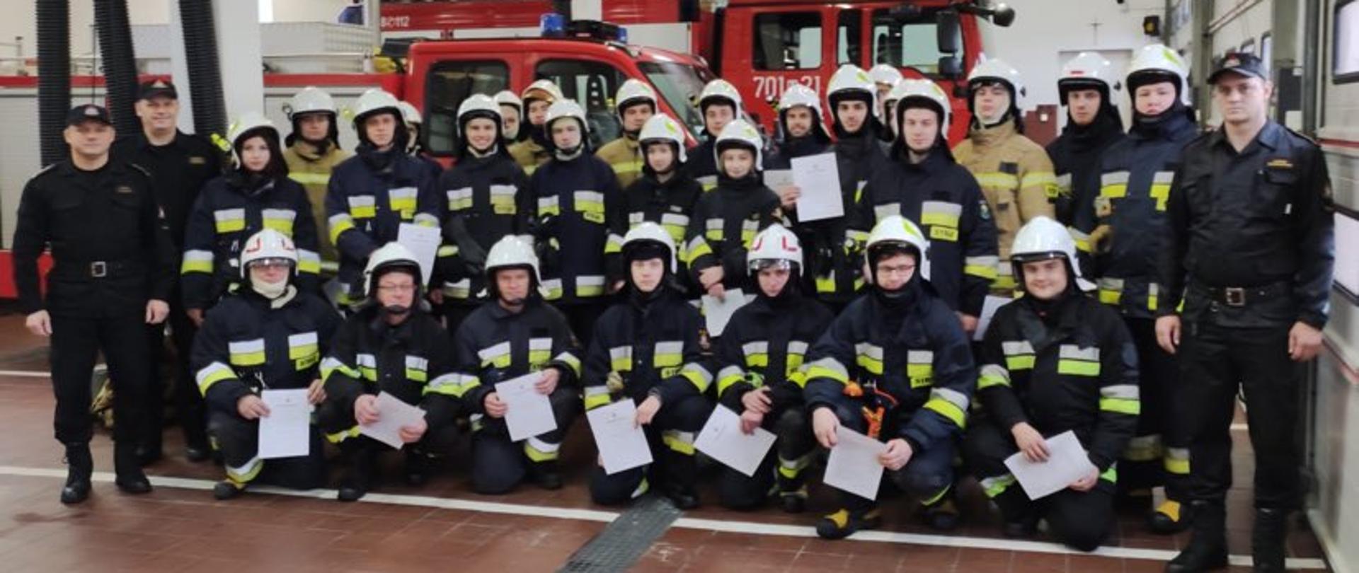 Zdjęcie grupowe po rozdaniu zaswiadczeń potwierdzających ukończenie kursu