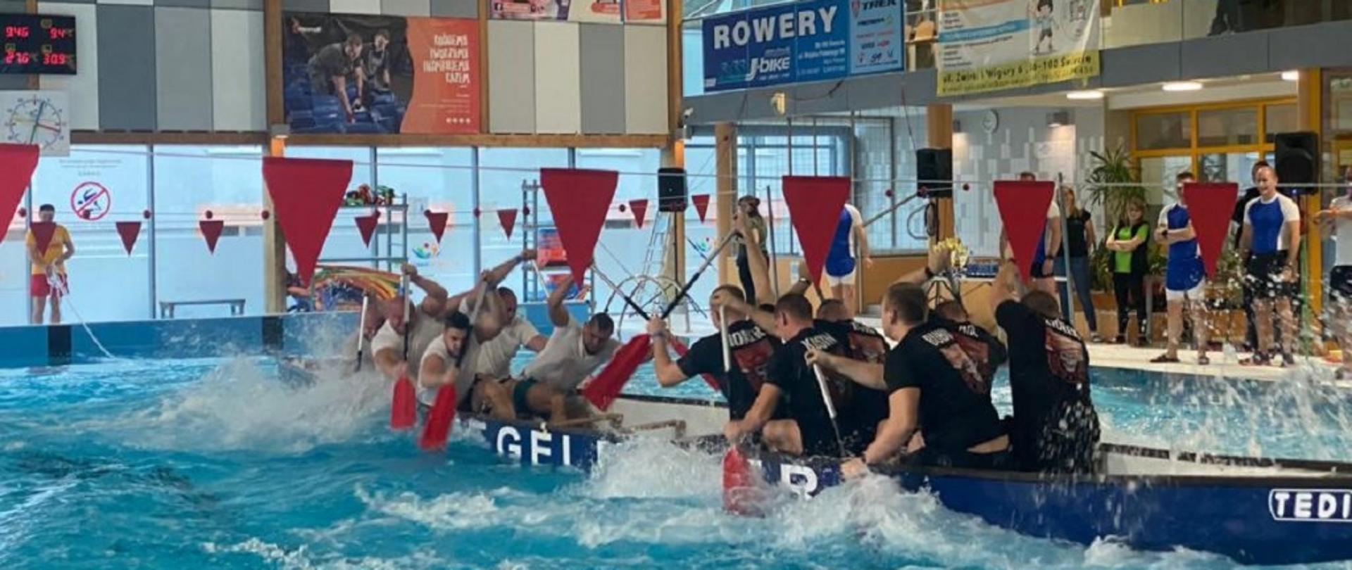 Na zdjęciu znajdują się dwie drużyny podczas rywalizacji w basenie.