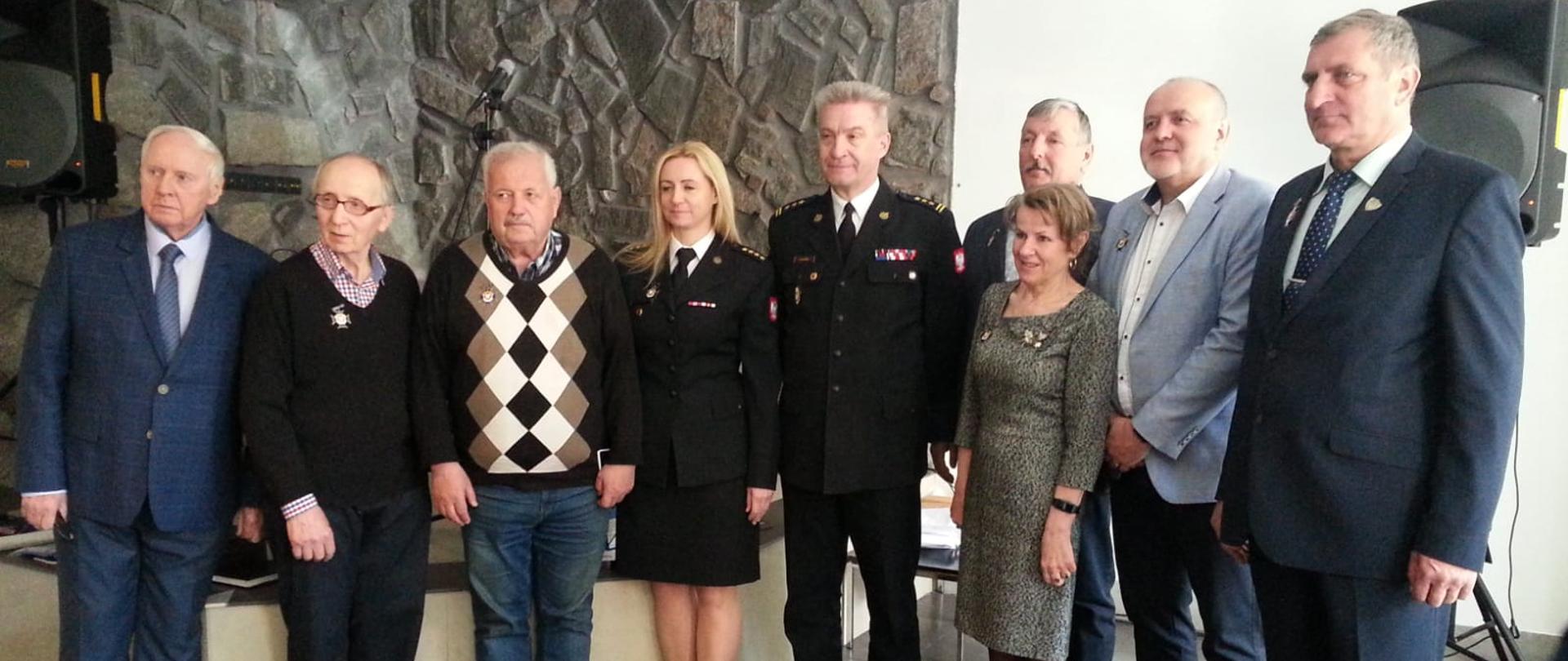 Zdjęcie przedstawia dwie kobiety oraz 6 mężczyzn pozujących do zdjęcia po otrzymaniu wyróżnień.