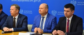 W podpisaniu umowy uczestniczył Ł. Smółka - szef Gabinetu Politycznego Ministra Infrastruktury