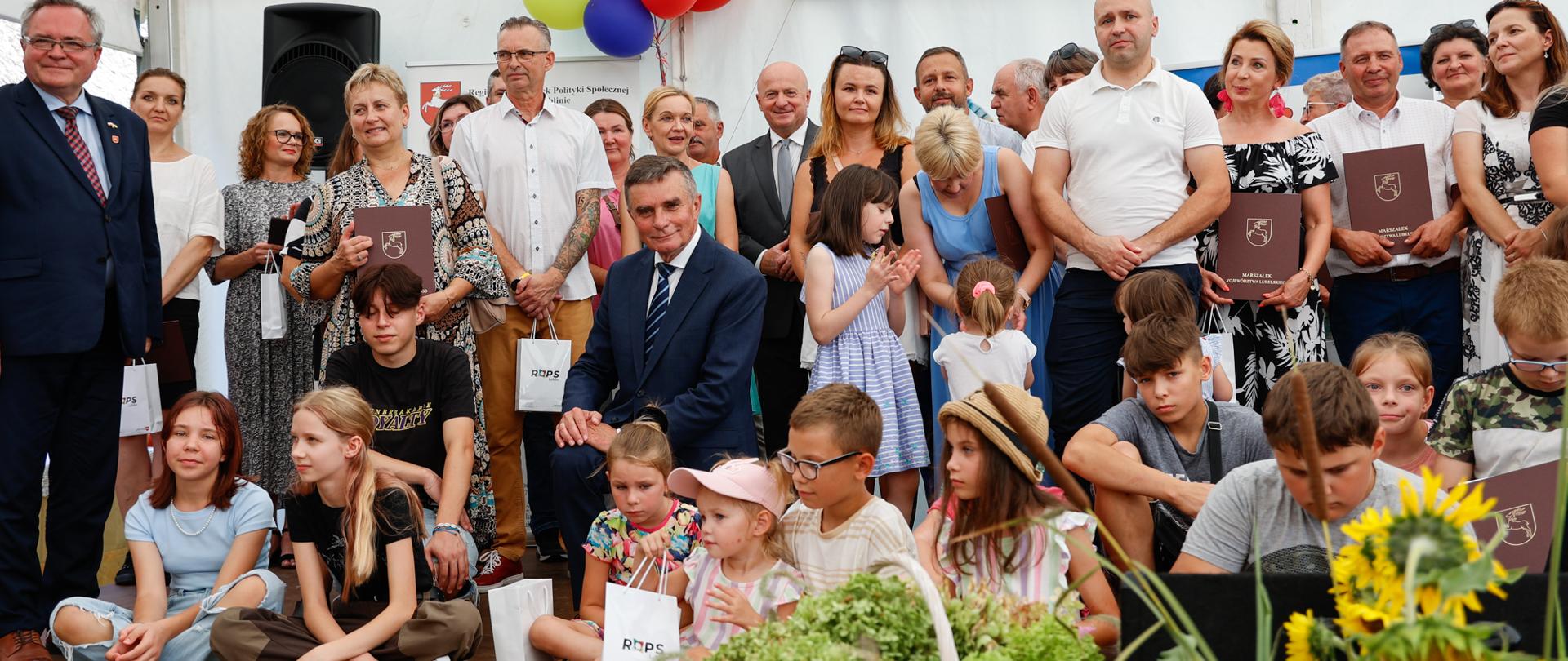 Zdjęcie grupowe uczestników Wojewódzkiego Dnia Rodzin.