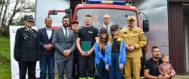 Zdjęcie grupowe uczestników konferencji na tle strażnicy OSP Wierzchowo.