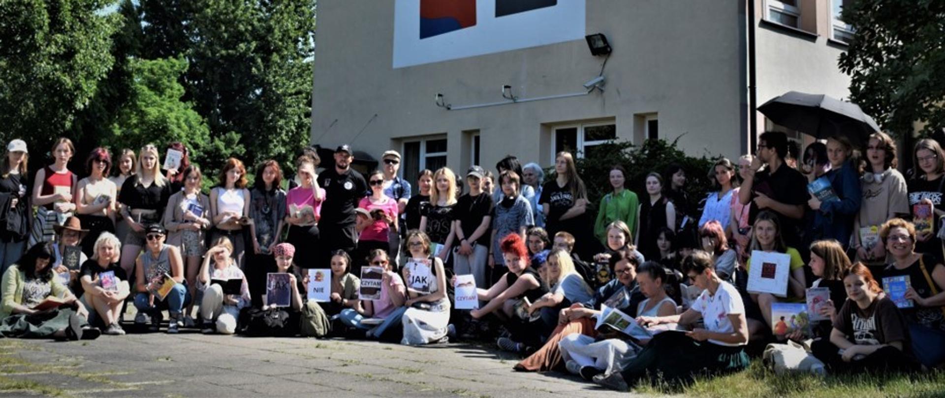 Na zdjęciu wszyscy uczniowie wraz z opiekunami pozują do grupowego zdjęcia