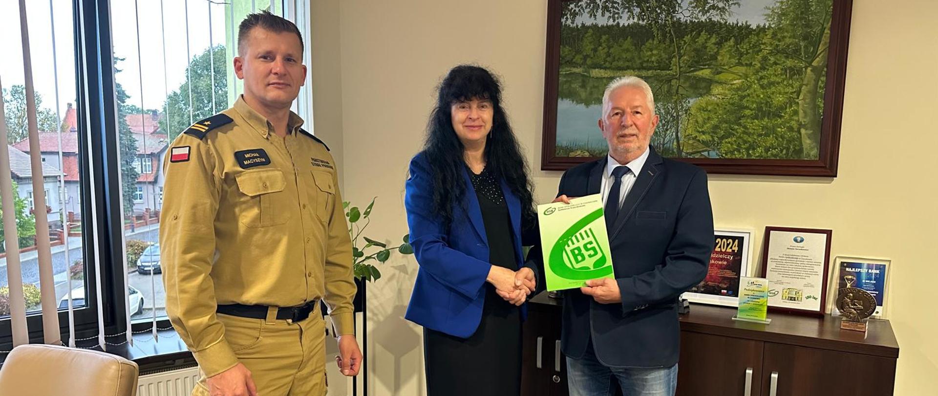 Spotkanie przedstawicieli Komendy Powiatowej PSP w Czarnkowie z kierownictwem SGB Banku Spółdzielczego w Czarnkowie – komendant PSP dziękuje za współpracę i wsparcie Funduszu Wsparcia Państwowej Straży Pożarnej.
