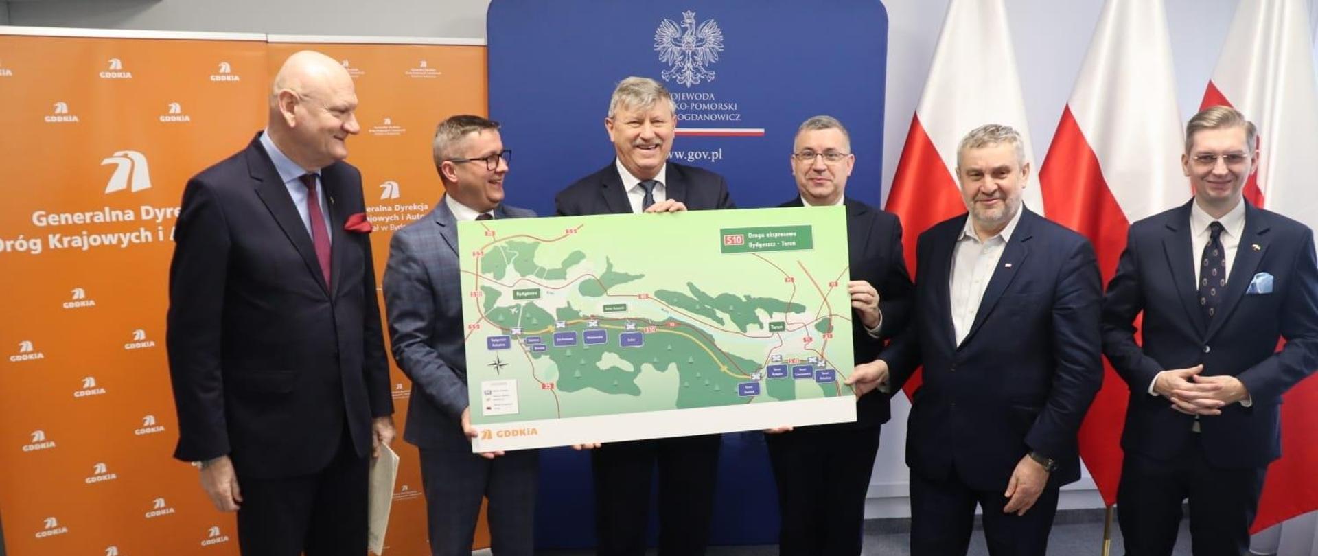 Sześciu mężczyzn pozujących do zdjęcia