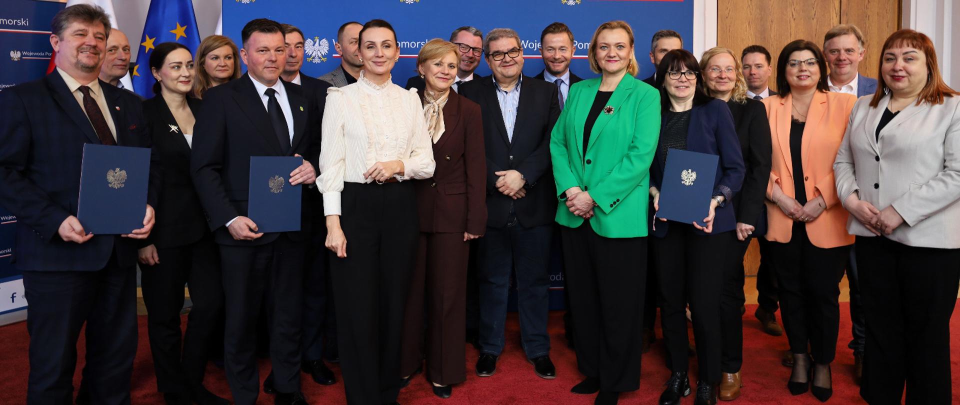 grupa kilkudziesięciu osób pozuje do zdjęcia